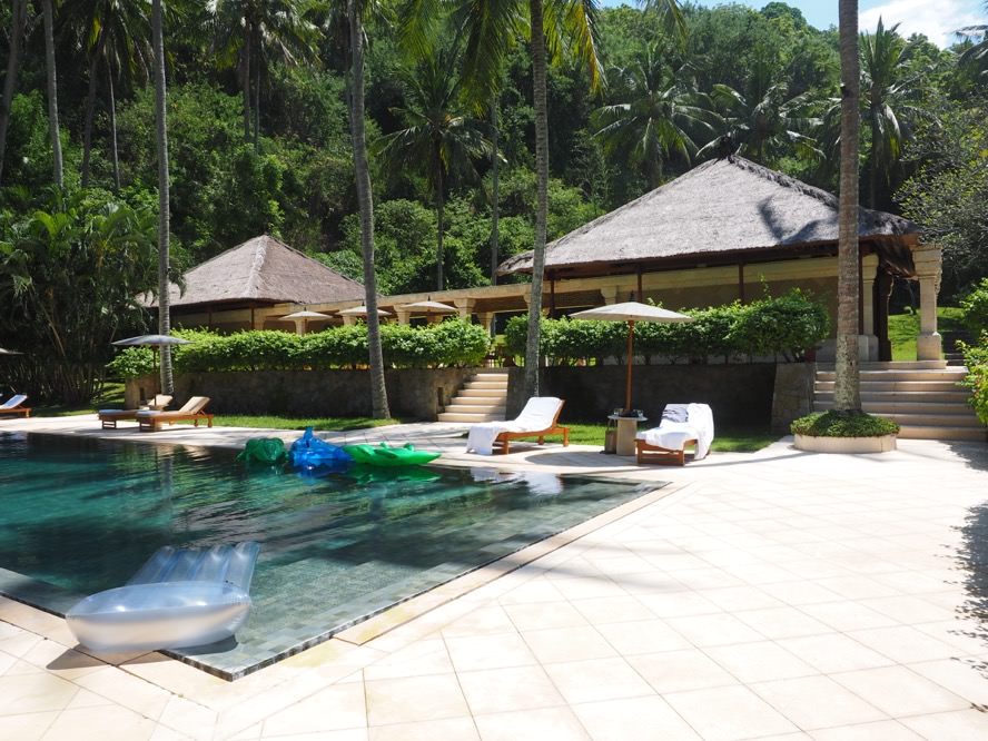 峇里島住宿 Amankila 三層泳池與椰林泳池 走在RPG場景之中 - 一口冒險 Bitesized Adventure