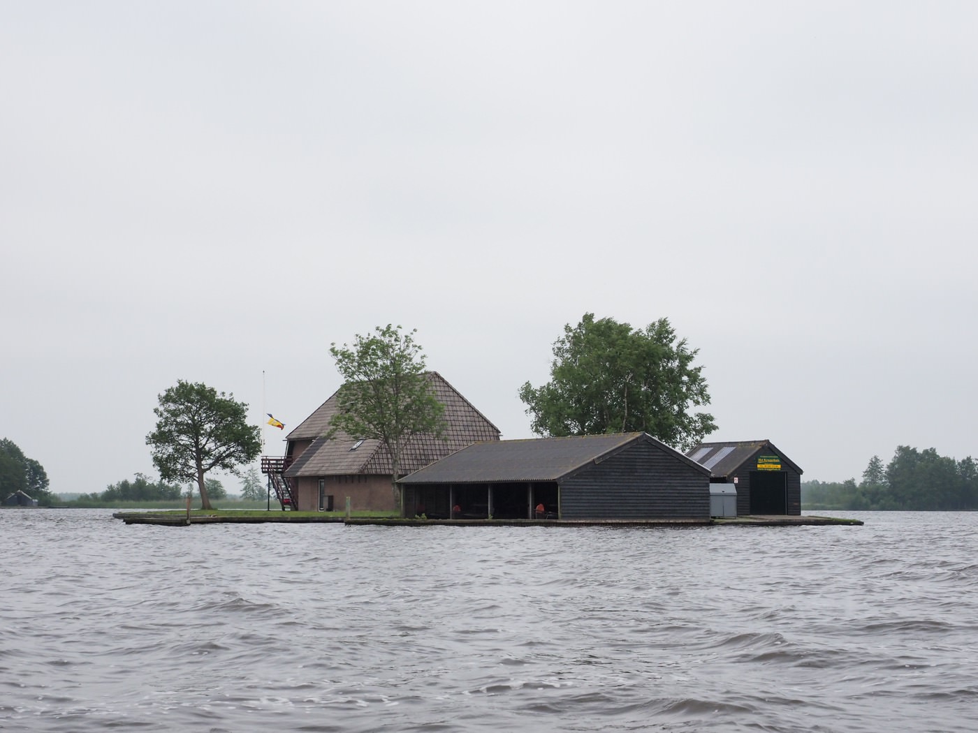 阿姆斯特丹景點 羊角村一日遊 湖上悠閒划船 陰雨天的羊角村 - 一口冒險 Bitesized Adventure