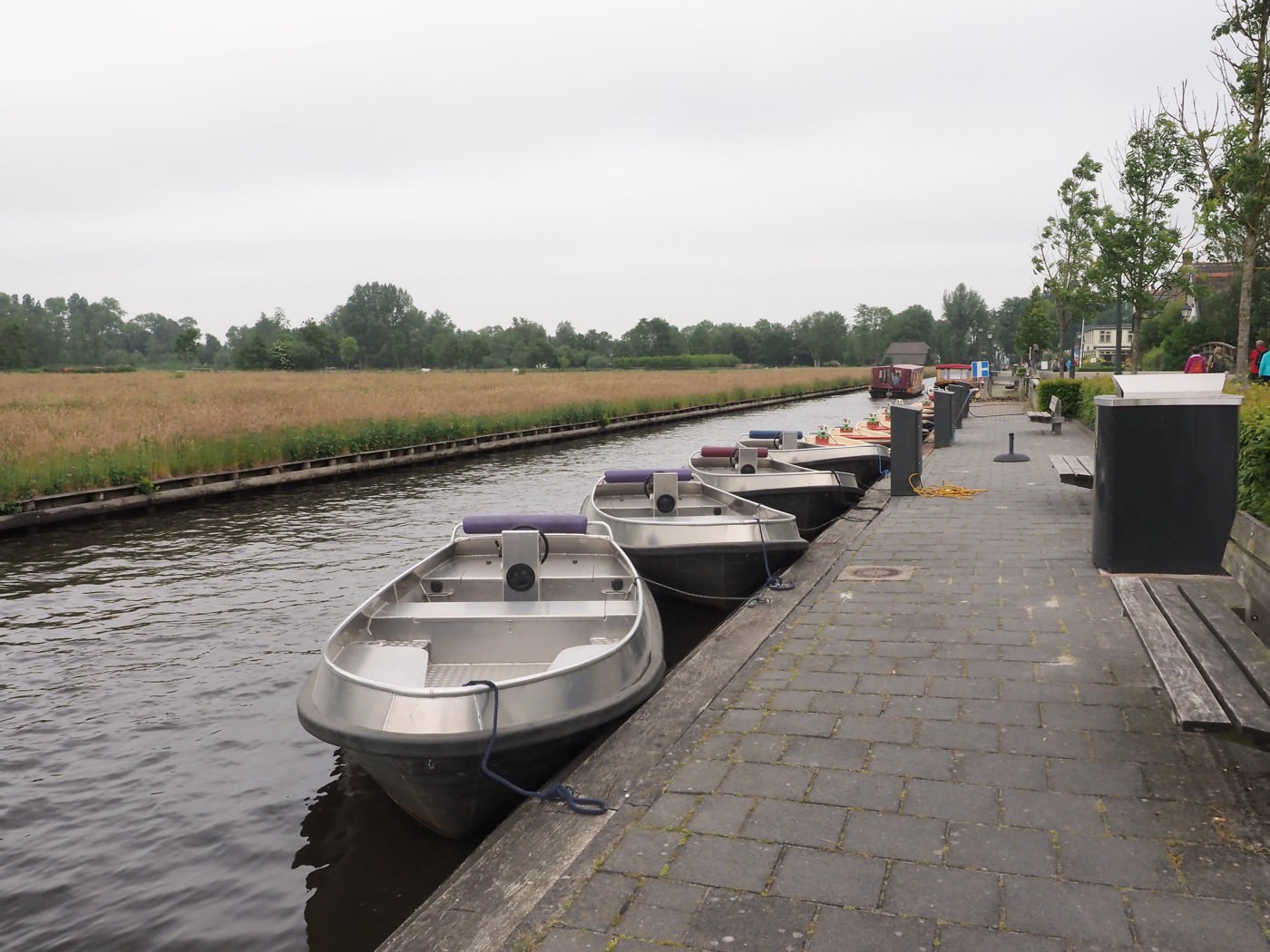 阿姆斯特丹景點 羊角村一日遊 湖上悠閒划船 陰雨天的羊角村 - 一口冒險 Bitesized Adventure