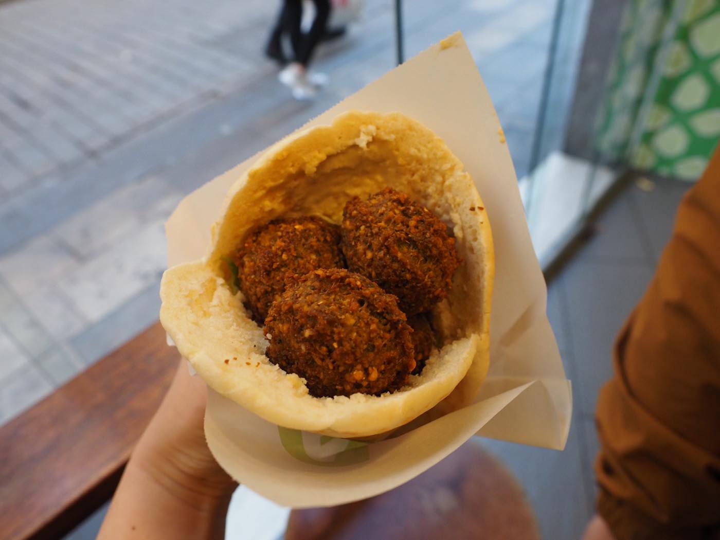 巴賽隆納美食 MAOZ Vegetarian Falafel 舊城區素食鷹嘴豆泥蔬菜球 - 一口冒險 Bitesized Adventure