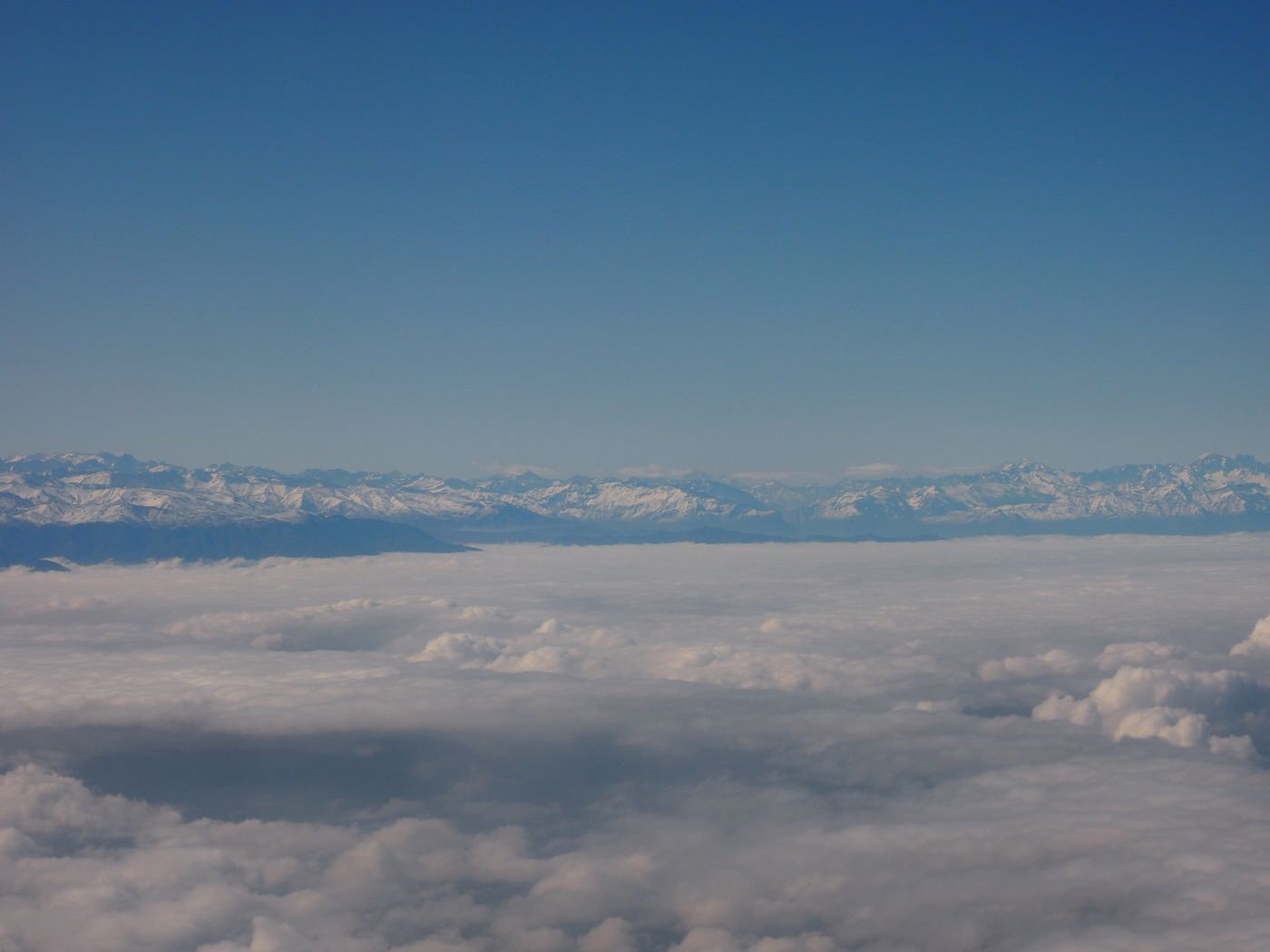 飛行紀錄 智利南美航空 LA841｜LA844 聖地牙哥-復活節島 商務艙飛行紀錄 - 一口冒險 Bitesized Adventure