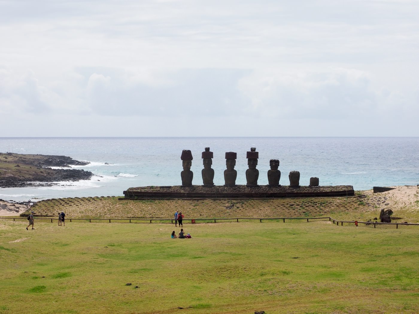 復活節島景點 海邊摩埃一日遊（下）Te Pito Kura 磁石、Anakena 海灘上的 Ahu Nau Nau - 一口冒險 Bitesized Adventure