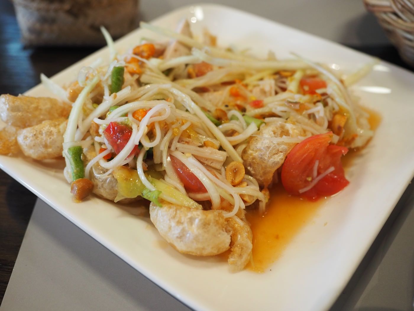 曼谷美食 Som Tam Nua @ Central World 3F 一樣美味的青木瓜沙拉與炸雞翅 - 一口冒險 Bitesized Adventure