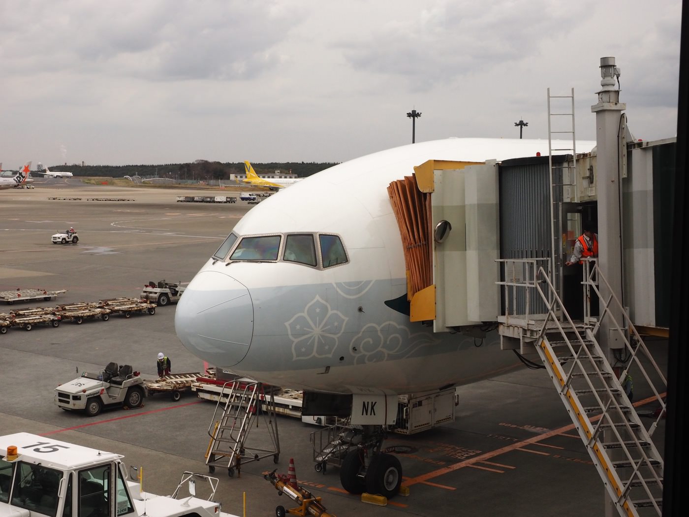 飛行紀錄 國泰航空 CX451 東京成田 - 台北 777-300 商務艙紀錄 - 一口冒險 Bitesized Adventure