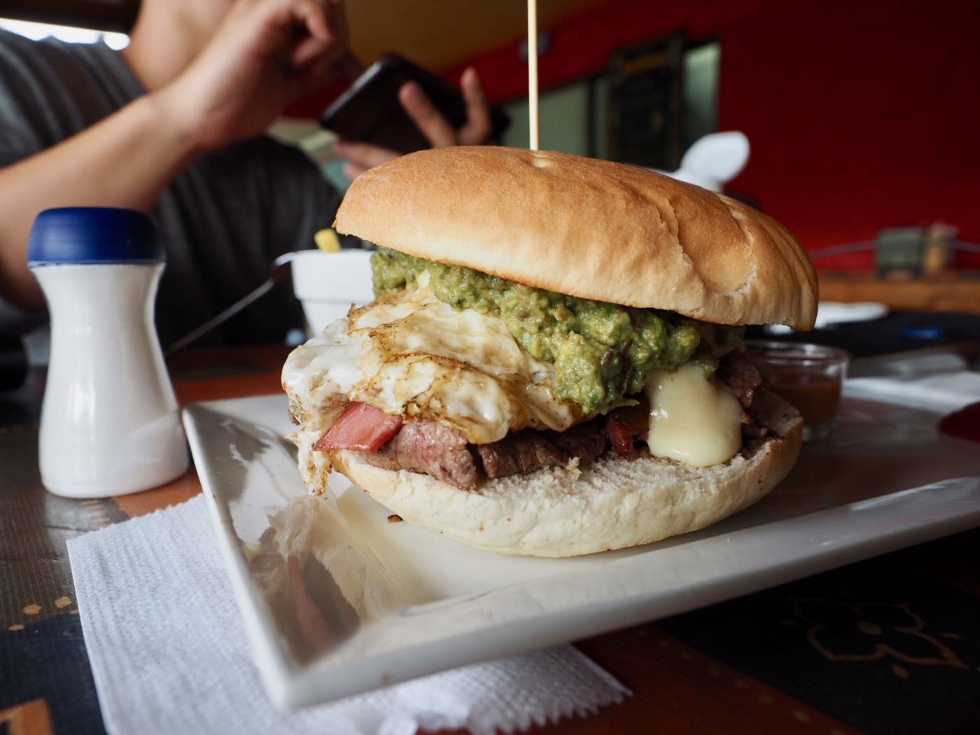 復活節島美食 大份量漢堡三明治 主要大街上的 Club Sandwich - 一口冒險 Bitesized Adventure