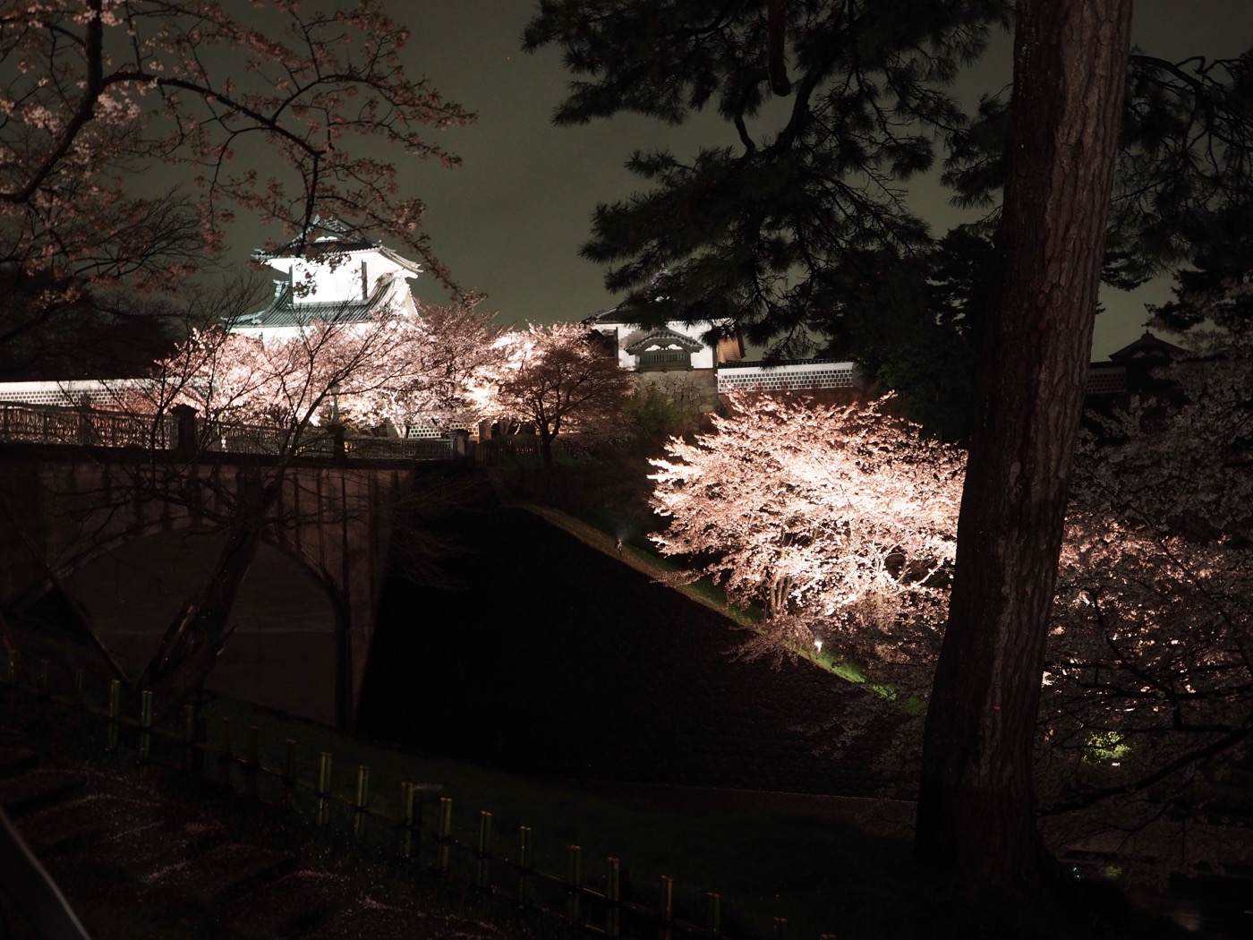 石川景點 金澤 金沢城公園 看的不是點燈而是熄燈 - 一口冒險 Bitesized Adventure