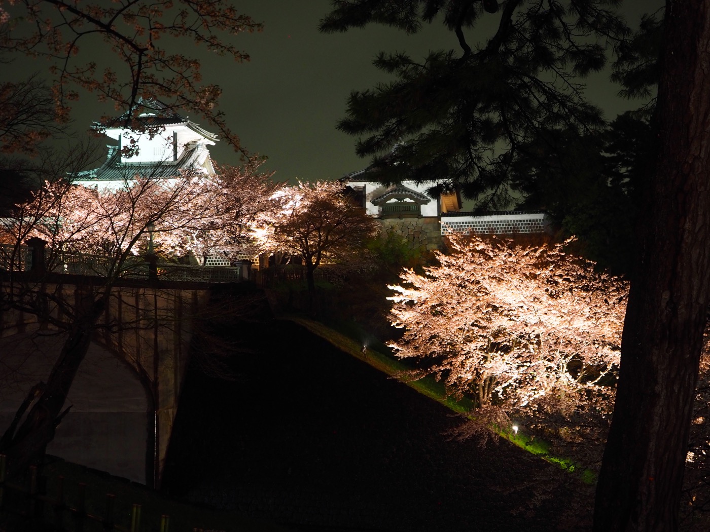 石川景點 金澤 金沢城公園 看的不是點燈而是熄燈 - 一口冒險 Bitesized Adventure