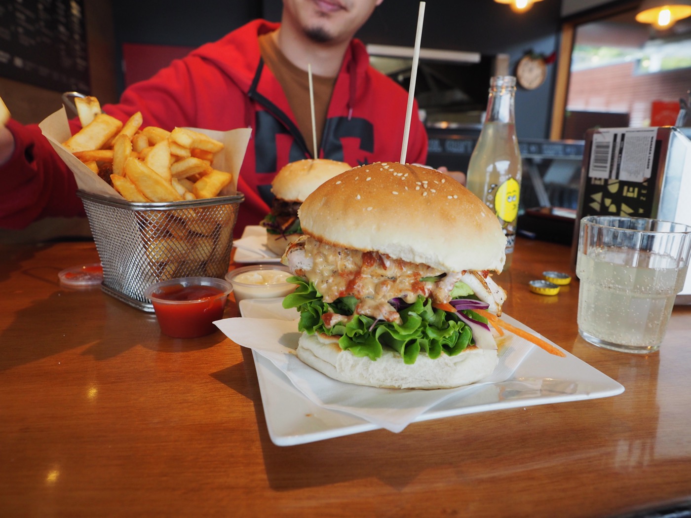紐西蘭南島美食 Lake Wanaka 瓦納卡 超大份量美味漢堡 Red Star Burger Bar - 一口冒險 Bitesized Adventure