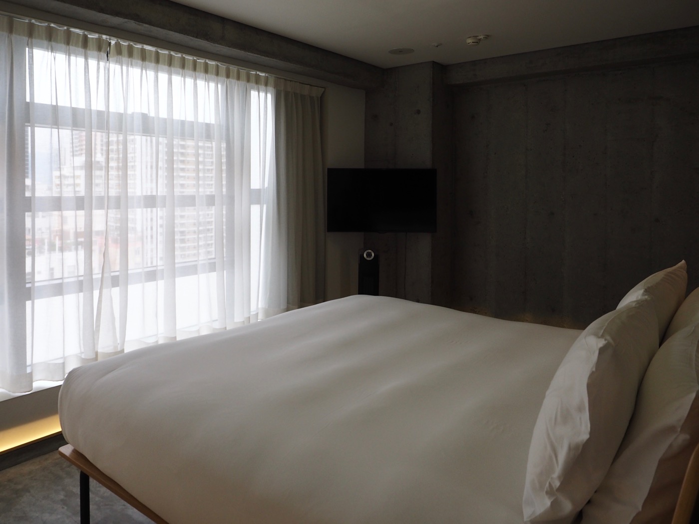 香港住宿 天后 Tuve Hotel 冷冽清水模設計旅館 Black Premier Room - 一口冒險 Bitesized Adventure
