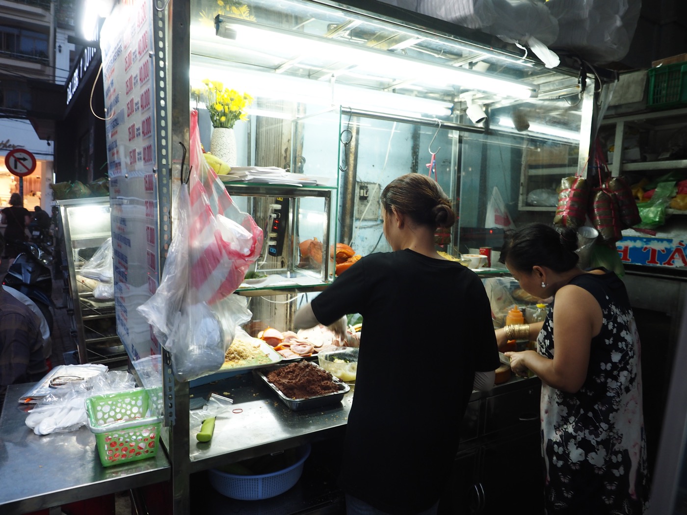 胡志明市美食 Bánh Mì Hồng Hoa 越南法包與路邊攤小吃 Quán Nước Mía 93 - 一口冒險 Bitesized Adventure