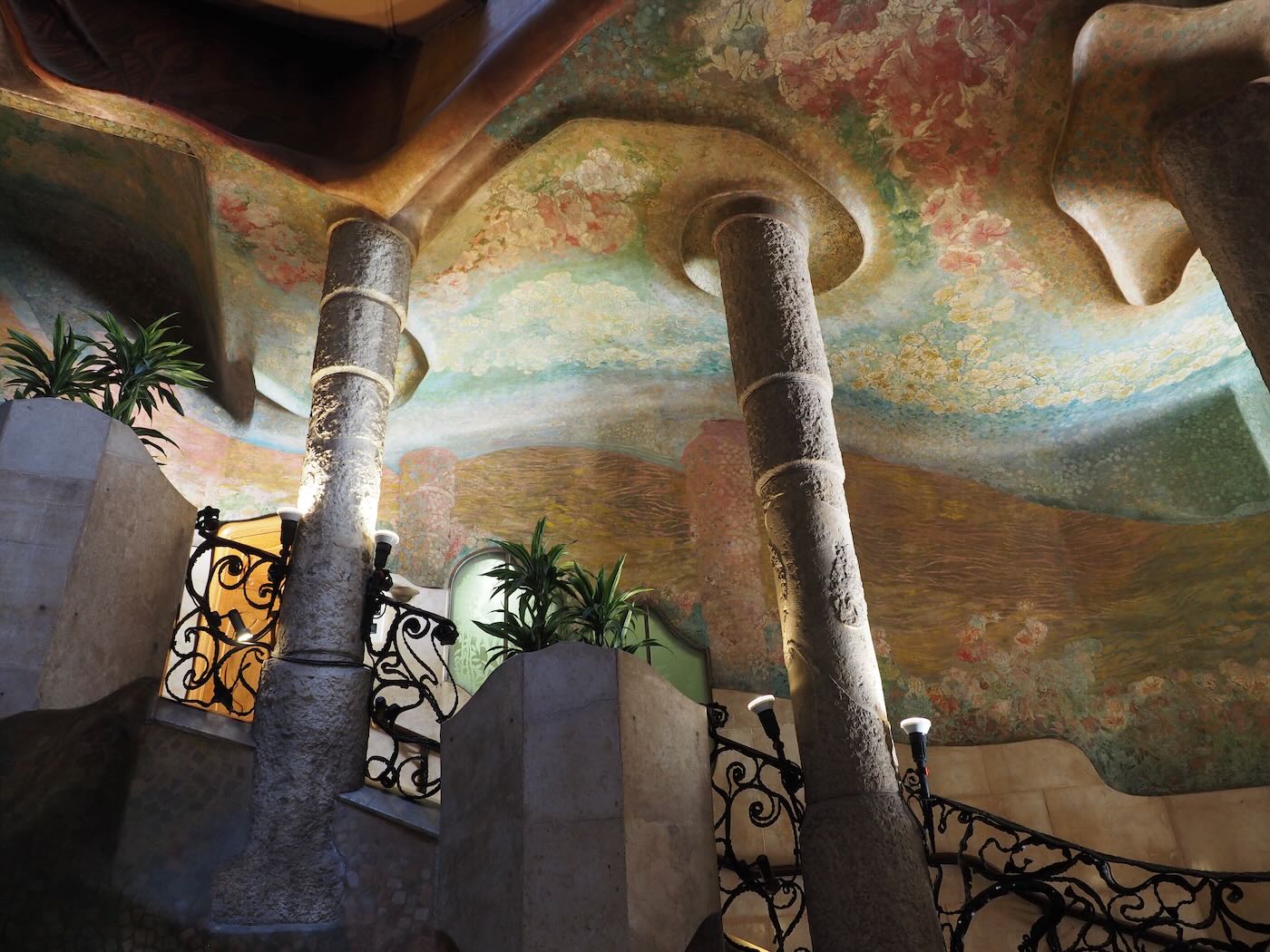 巴賽隆納景點 米拉之家 Casa Milà 的日與夜 夜間屋頂光雕投影秀 - 一口冒險 Bitesized Adventure