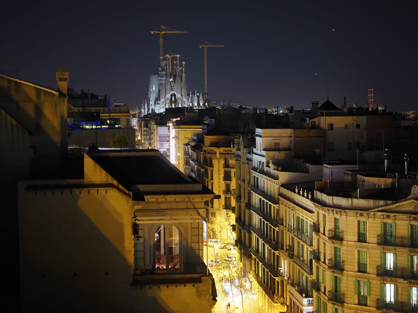 巴賽隆納景點 米拉之家 Casa Milà 的日與夜 夜間屋頂光雕投影秀 - 一口冒險 Bitesized Adventure