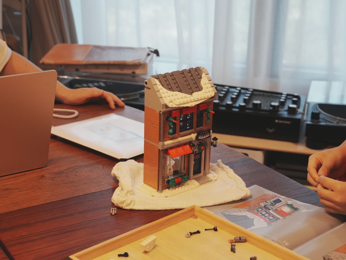 樂高 10308 節慶街道 - 2022 冬季村莊系列 - 一口冒險 Bitesized Adventure