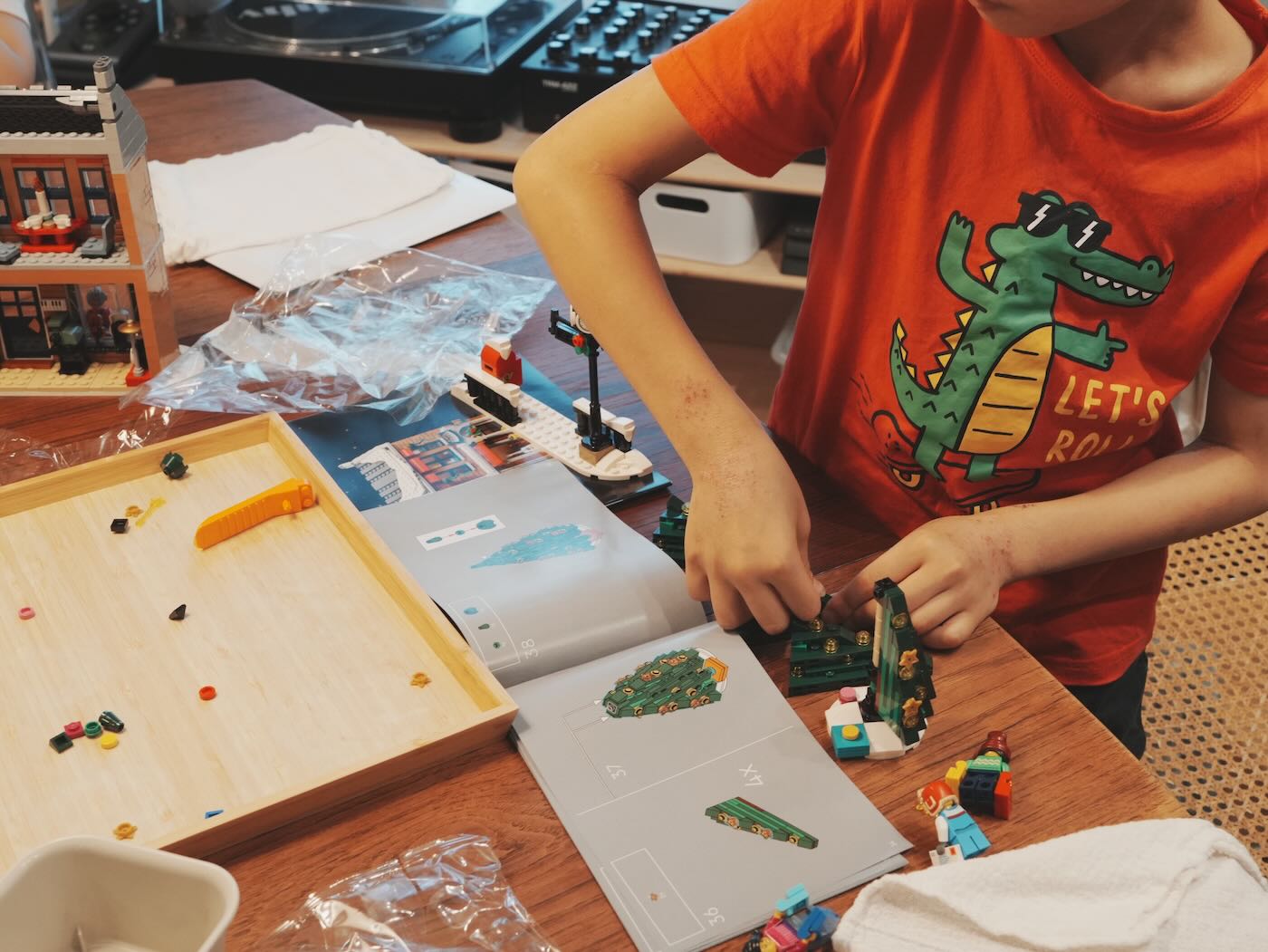 樂高 10308 節慶街道 - 2022 冬季村莊系列 - 一口冒險 Bitesized Adventure